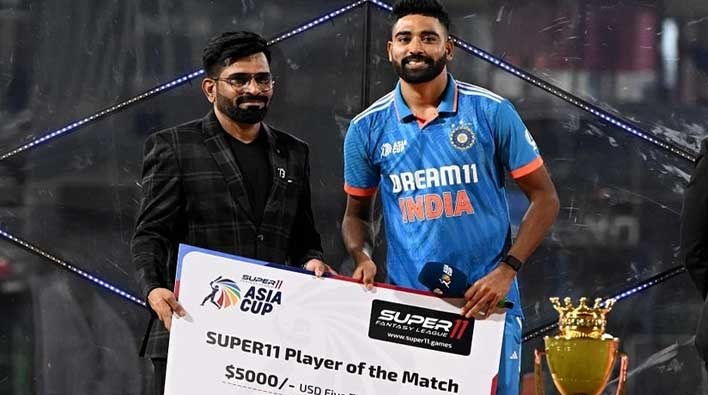 দুর্দান্ত বোলিং করে ম্যাচসেরার পুরস্কার জিতেছেন সিরাজ,পুরস্কারের টাকা মাঠকর্মীদের দিলেন